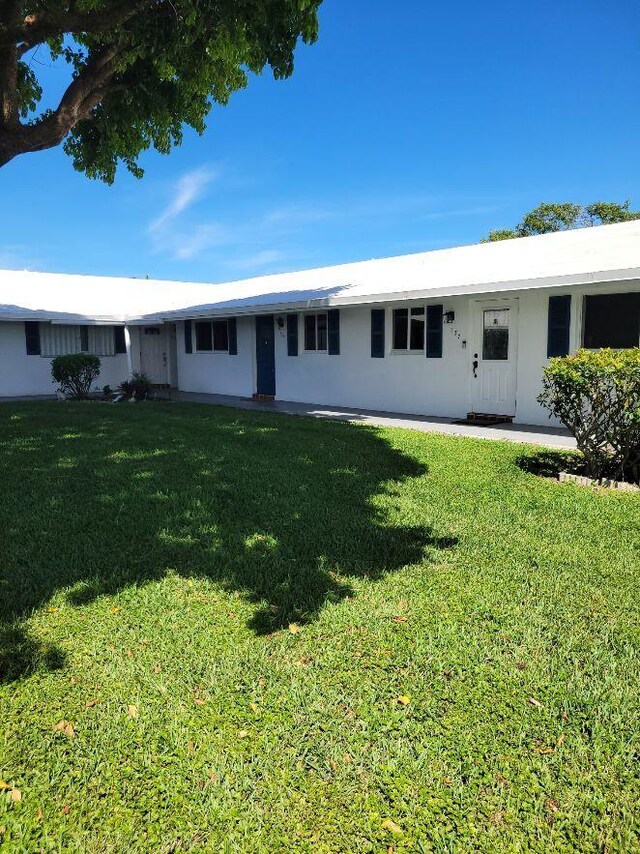 view of front of property featuring a front yard