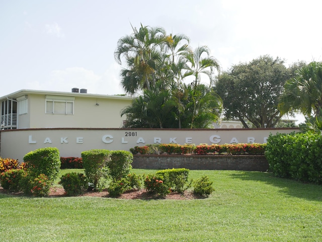 community / neighborhood sign featuring a lawn