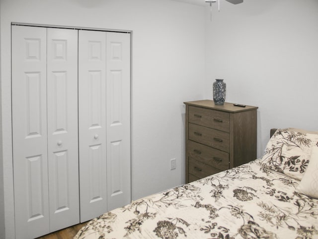 bedroom featuring ceiling fan and a closet