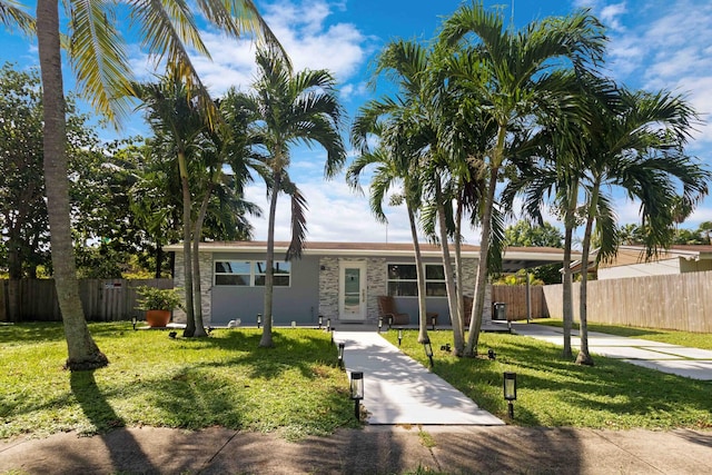 ranch-style house featuring a front yard