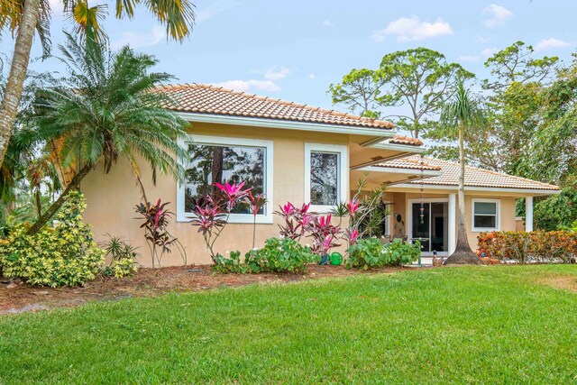 view of front of property featuring a front lawn