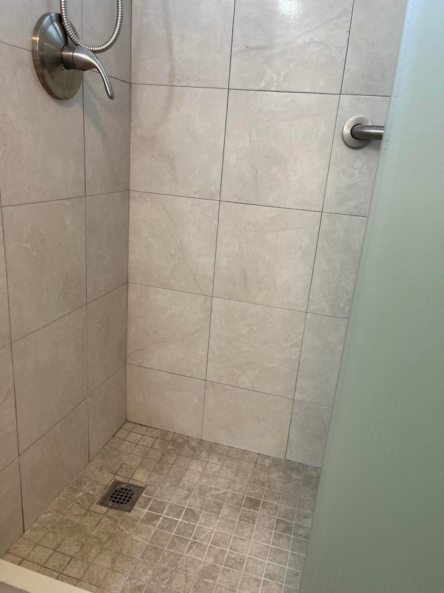 bathroom featuring a tile shower