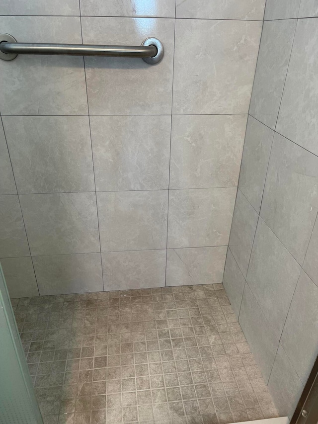 bathroom featuring a tile shower