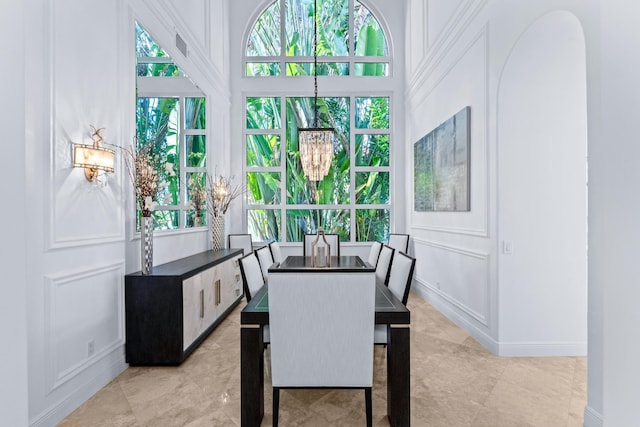 dining area with a notable chandelier