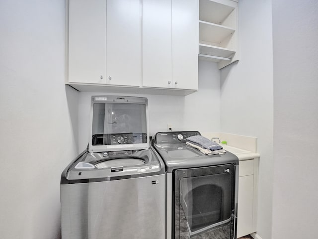 laundry room with cabinets and independent washer and dryer