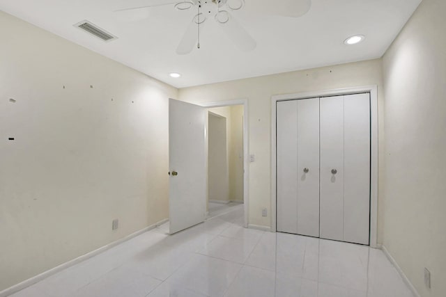 unfurnished bedroom featuring a closet, light tile patterned floors, and ceiling fan