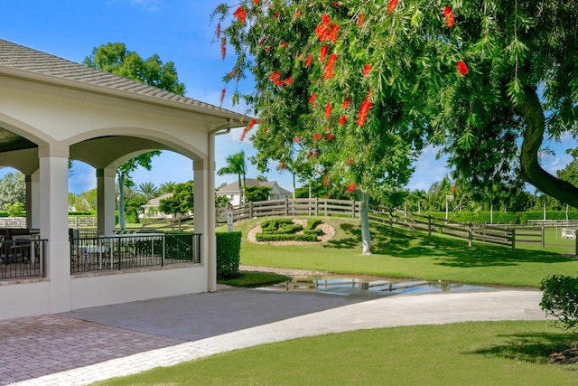 view of home's community featuring a yard