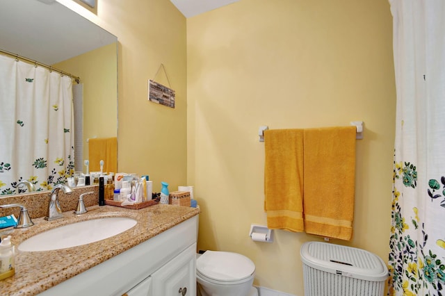 bathroom with a shower with shower curtain, vanity, and toilet