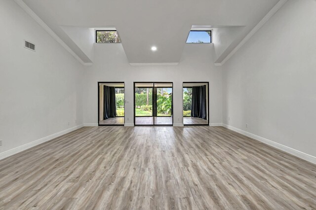 empty room featuring plenty of natural light, visible vents, and baseboards