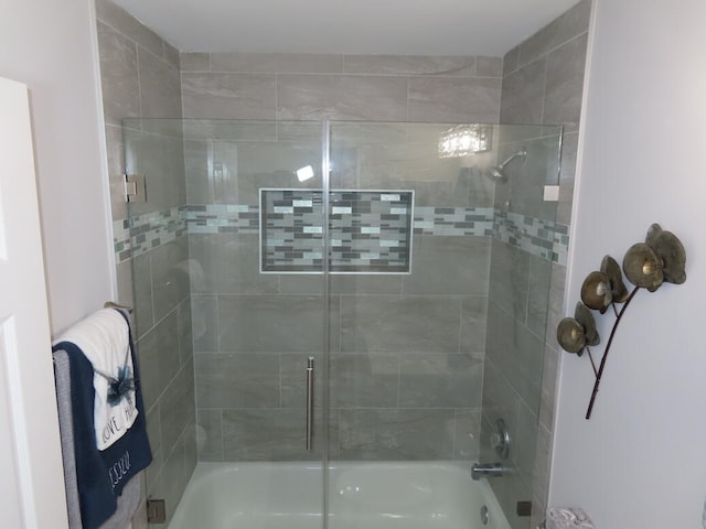 bathroom with combined bath / shower with glass door