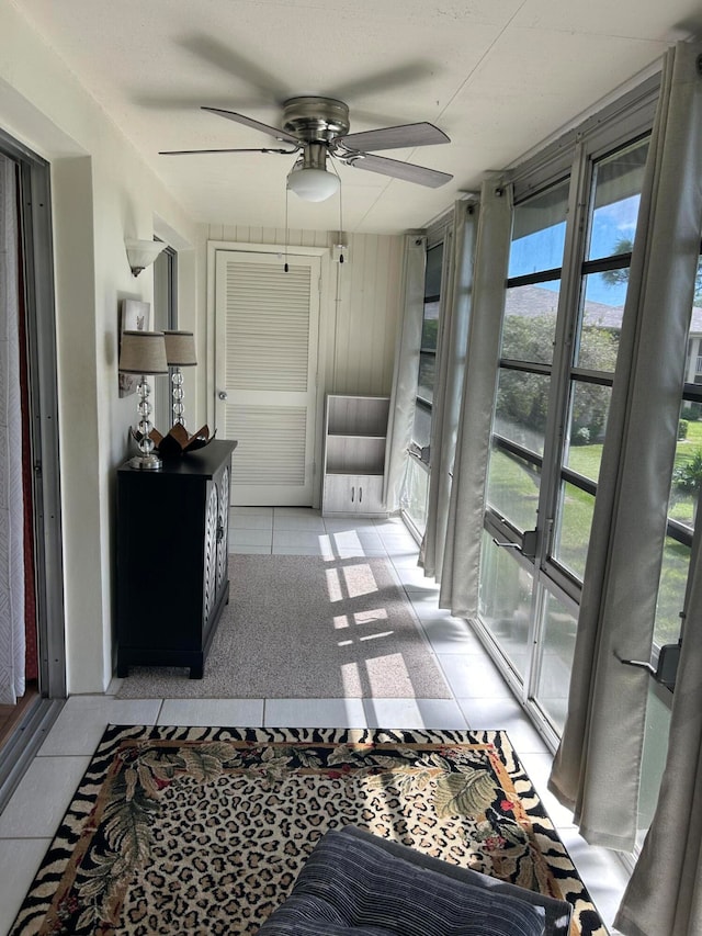 sunroom / solarium with ceiling fan