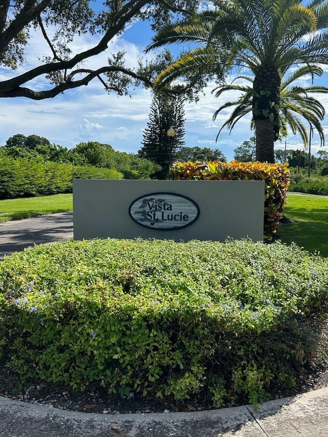 view of community / neighborhood sign