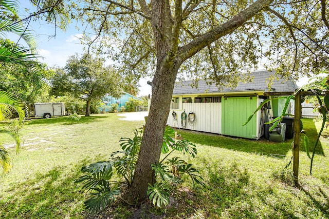 view of yard featuring a storage unit