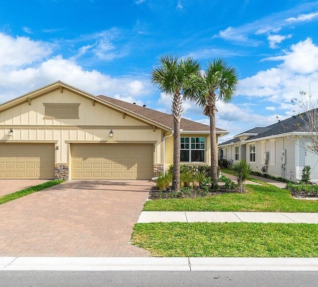 view of front of house featuring a garage and a front yard