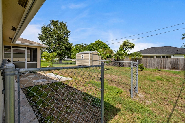 view of yard featuring a shed