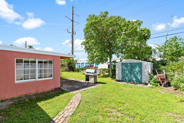 view of yard featuring a shed