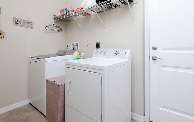 washroom featuring light tile patterned floors and washing machine and clothes dryer