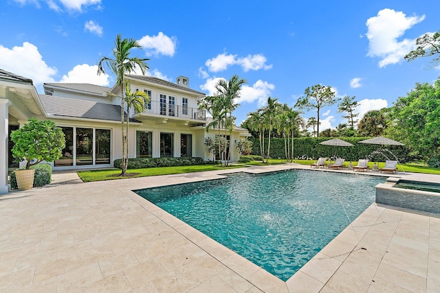 view of pool with an in ground hot tub and a patio area