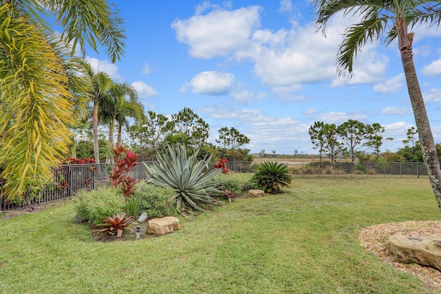 view of yard featuring a water view