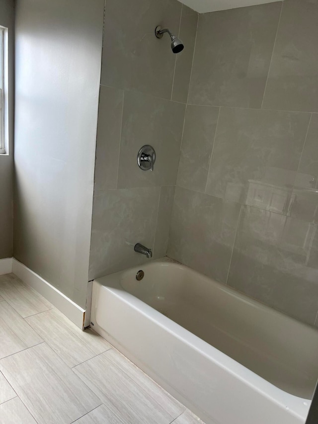 bathroom featuring tiled shower / bath combo