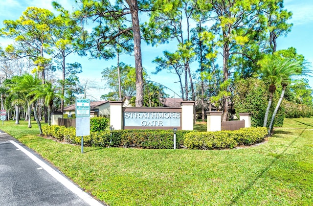 community sign featuring a yard