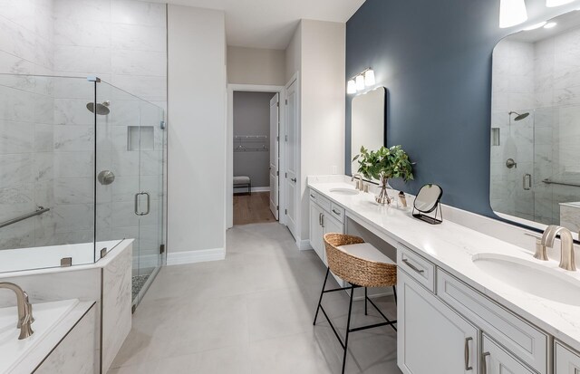 mudroom with sink, light tile patterned floors, and washer and clothes dryer