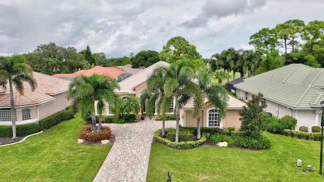 view of front facade with a front lawn