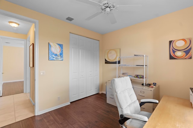 office area featuring dark wood-type flooring and ceiling fan