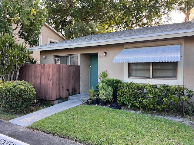 view of front of house featuring a front yard