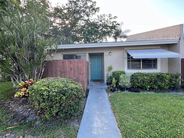 view of front of property with a front lawn