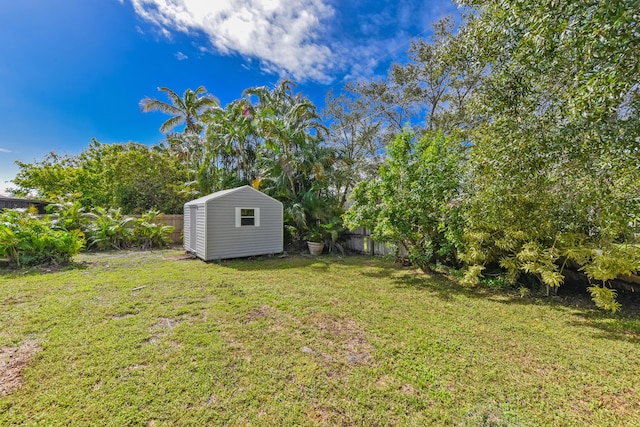 view of yard featuring a storage unit