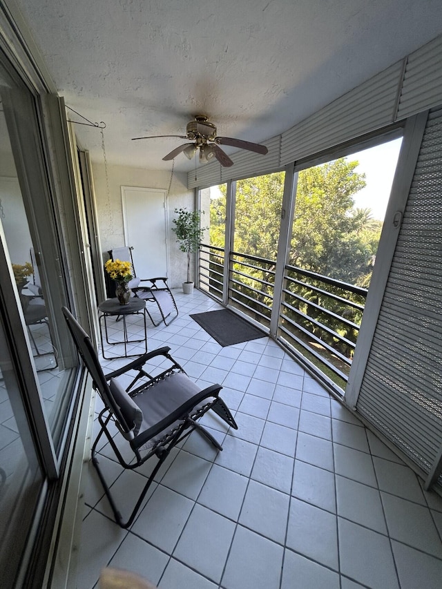 sunroom with ceiling fan