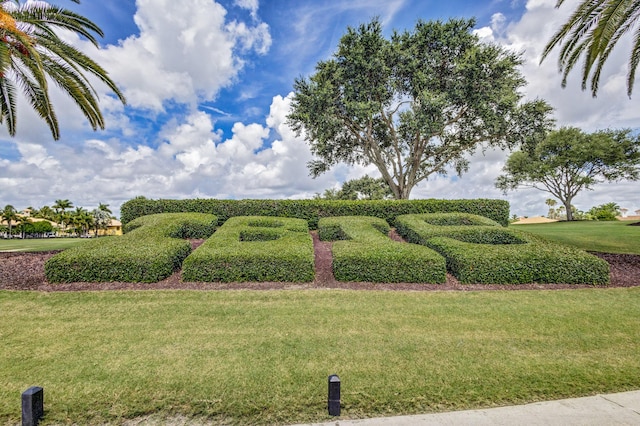 community / neighborhood sign featuring a lawn