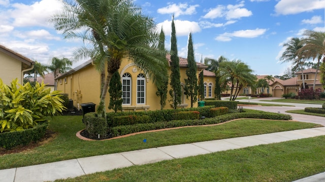 view of front of house featuring a front lawn