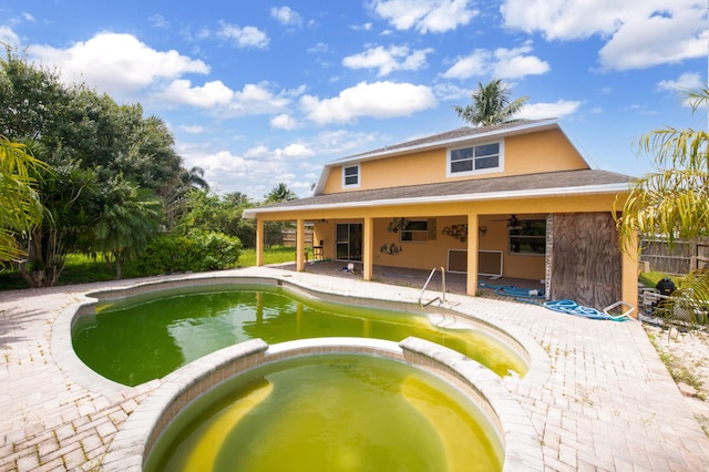 view of swimming pool featuring a patio area, an in ground hot tub, and ceiling fan