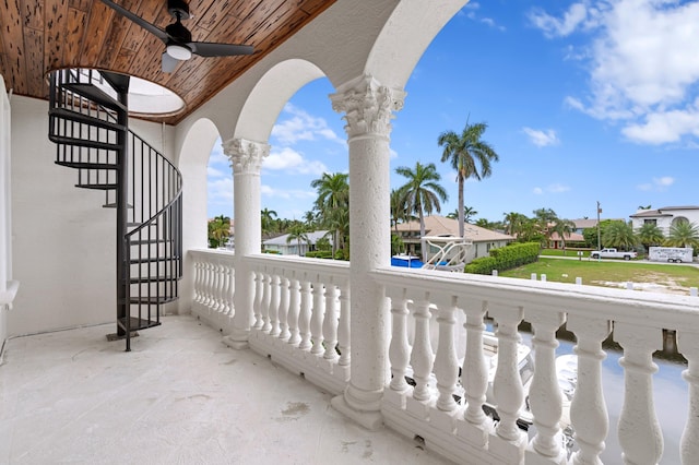 balcony featuring ceiling fan