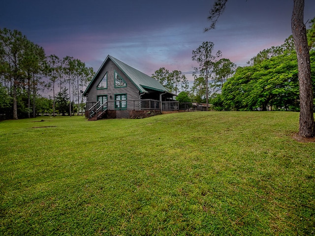 view of yard at dusk