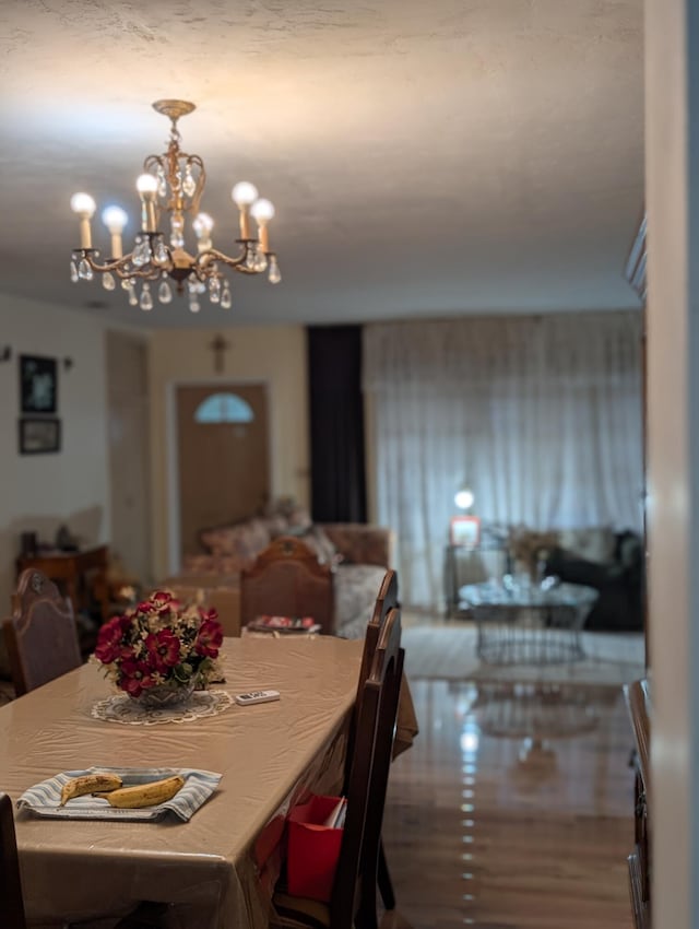 dining area with a notable chandelier