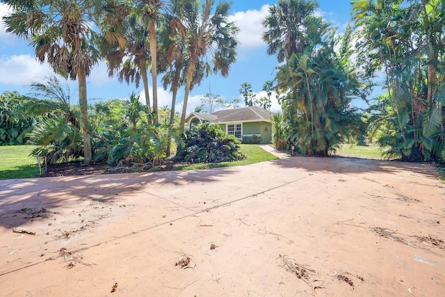 view of front of home featuring driveway