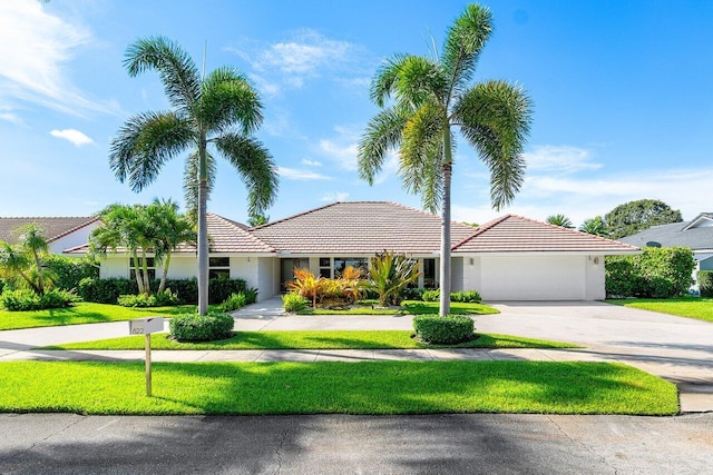 view of front of property featuring a front lawn and a garage