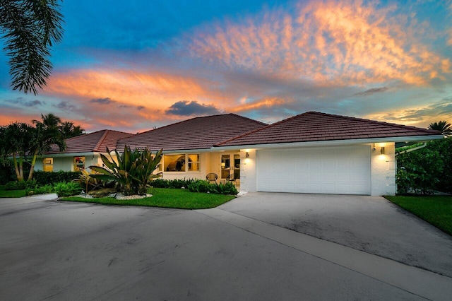 view of front of property featuring a yard and a garage