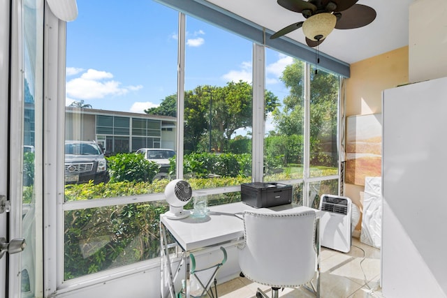 sunroom / solarium with ceiling fan