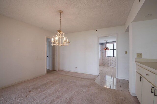 dining area featuring a raised ceiling, visible vents, and light tile patterned floors