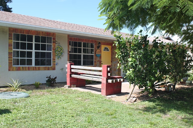 view of front of home featuring a front lawn