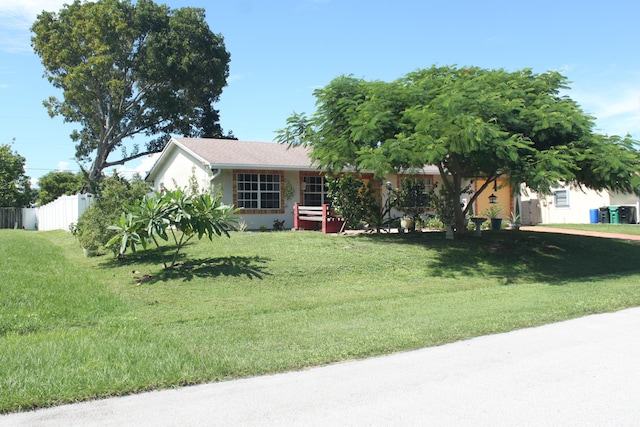 view of front facade featuring a front yard