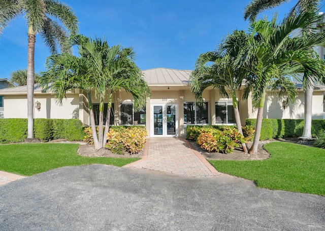 view of front of property with a front yard