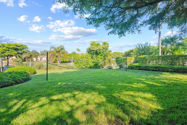 view of yard featuring a water view