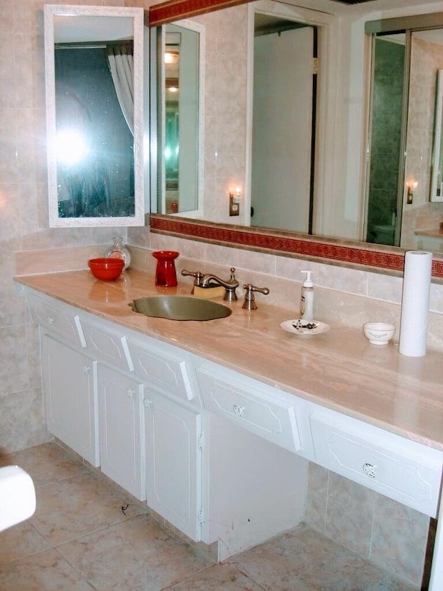 bathroom with vanity and backsplash