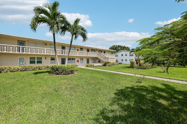 townhome / multi-family property featuring a front lawn