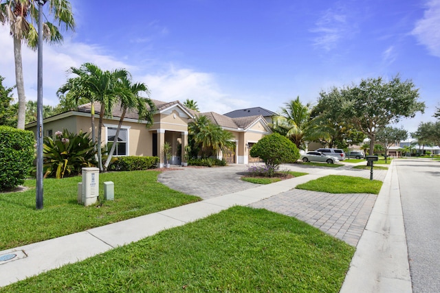 view of front of property featuring a front yard